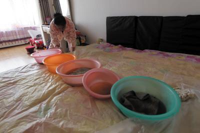 沭阳楼上漏水，住户失联，小区没物管，业主维权难！律师来支招……